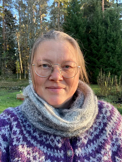 Emma Lejbro mit gestricktem Schal im Freien