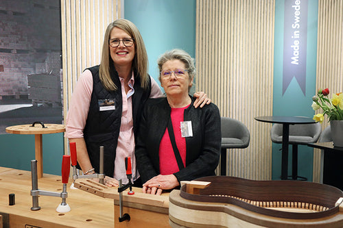 Maria Häggbom Potter und Frauke Finnern-Bräuchle an einer Sjöbergs Werkbank auf einem Messestand