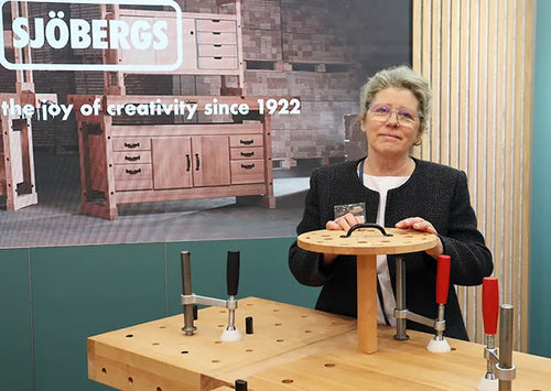 Frauke Finnern-Bräuchle an einer Sjöbergs Werkbank auf einem Messestand