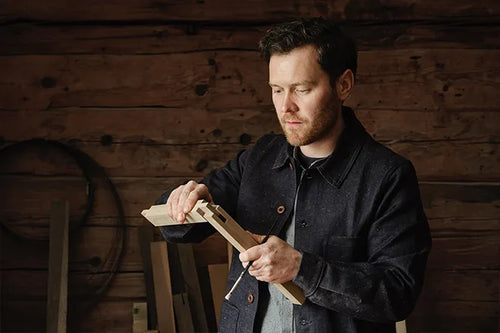 Fredrik Ireklint in seiner Werkstatt mit einem Werkstück aus Holz
