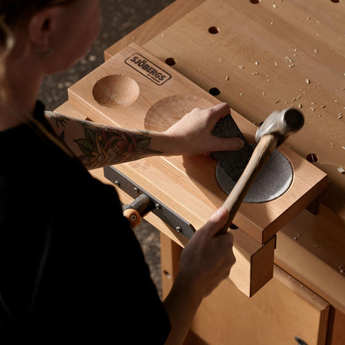 Person använder en kulhammare i en drivskål